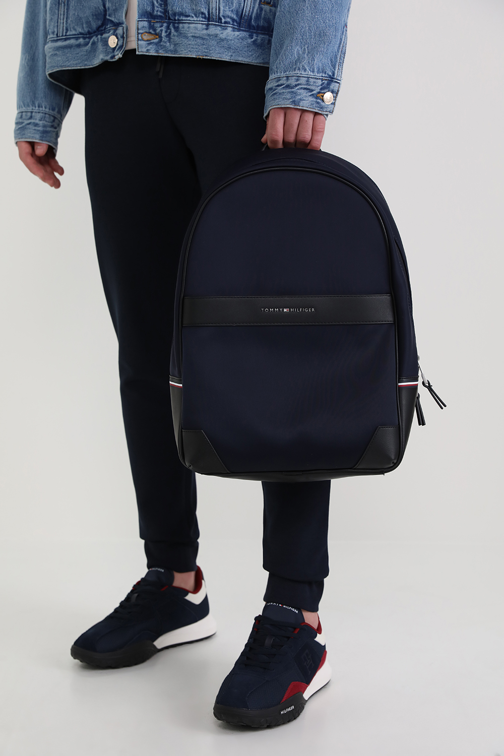 תמונת כל הלוק של תיק גב ניילון